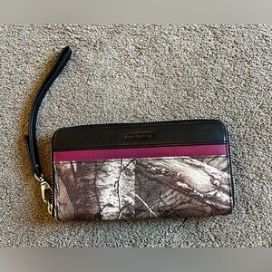 Carhartt Realtree Women’s Camo Wristlet Wallet